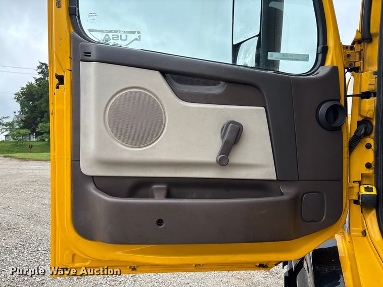 image for item FC1748 2016 Volvo VNL semi truck