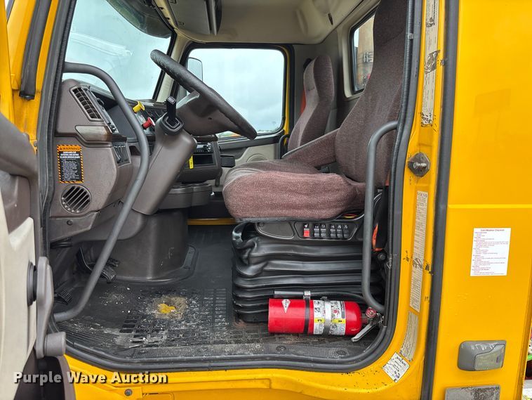 image for item FC1748 2016 Volvo VNL semi truck