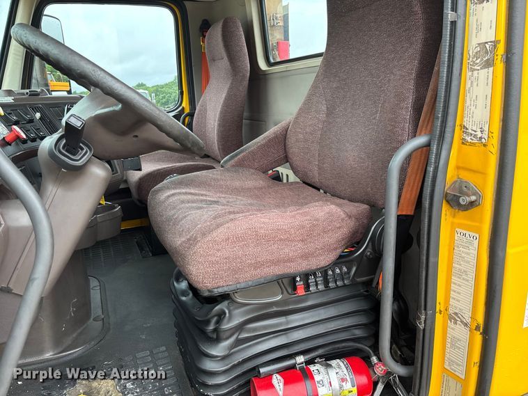 image for item FC1748 2016 Volvo VNL semi truck