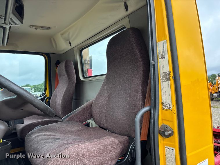 image for item FC1748 2016 Volvo VNL semi truck