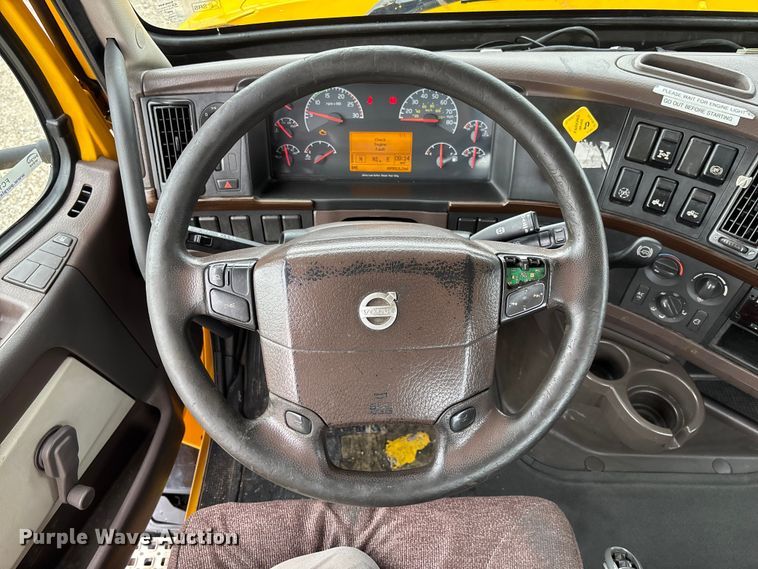 image for item FC1748 2016 Volvo VNL semi truck