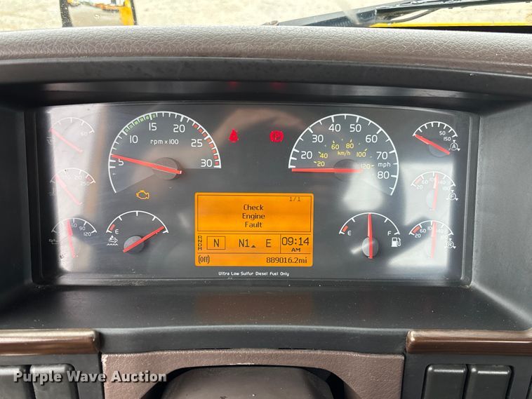 image for item FC1748 2016 Volvo VNL semi truck