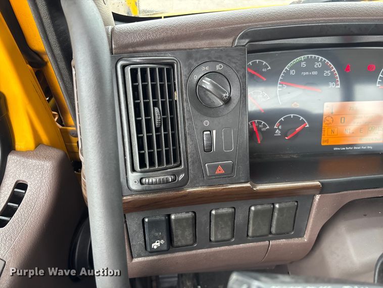 image for item FC1748 2016 Volvo VNL semi truck