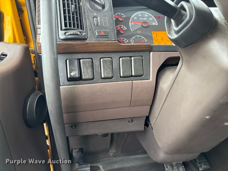 image for item FC1748 2016 Volvo VNL semi truck