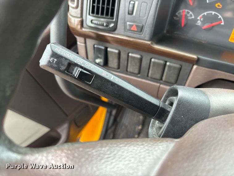 image for item FC1748 2016 Volvo VNL semi truck