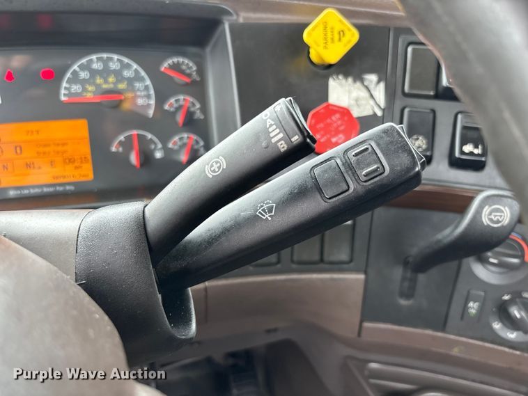 image for item FC1748 2016 Volvo VNL semi truck