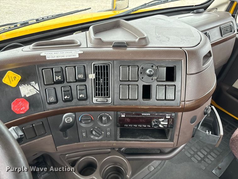 image for item FC1748 2016 Volvo VNL semi truck