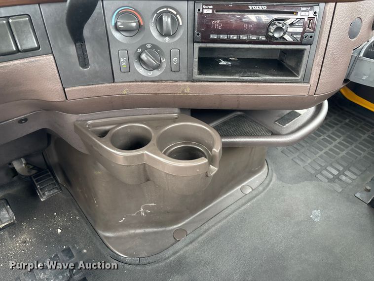 image for item FC1748 2016 Volvo VNL semi truck
