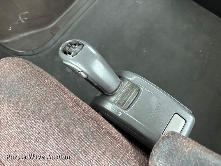 image for item FC1748 2016 Volvo VNL semi truck