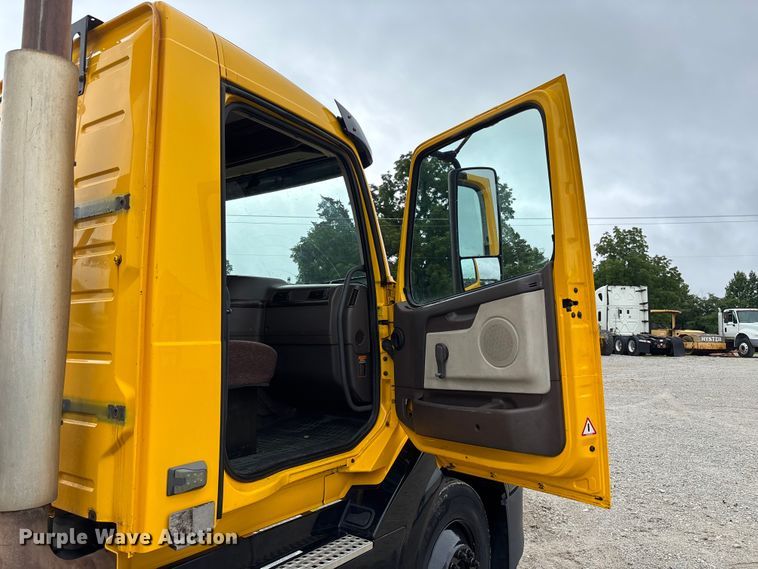 image for item FC1748 2016 Volvo VNL semi truck