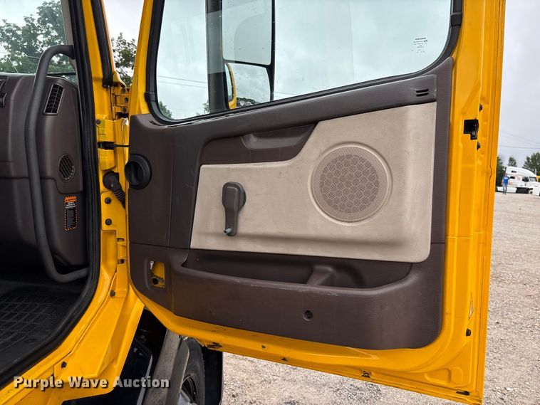 image for item FC1748 2016 Volvo VNL semi truck