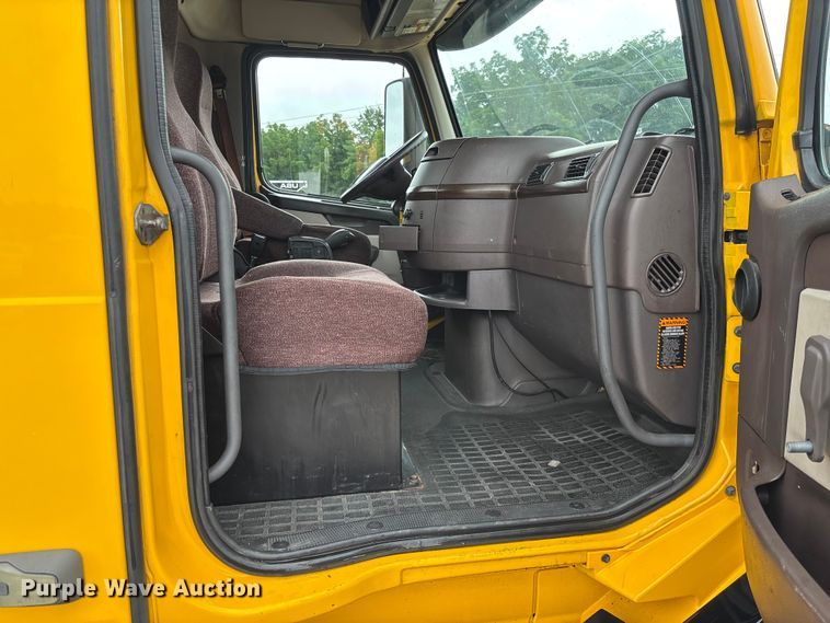 image for item FC1748 2016 Volvo VNL semi truck