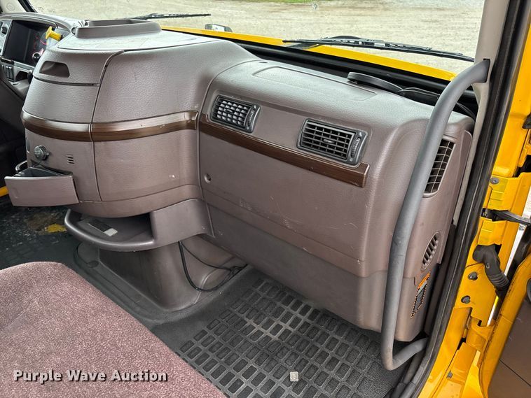 image for item FC1748 2016 Volvo VNL semi truck