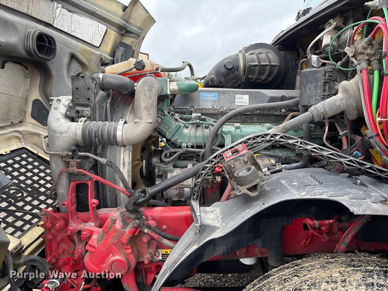 image for item FC1748 2016 Volvo VNL semi truck