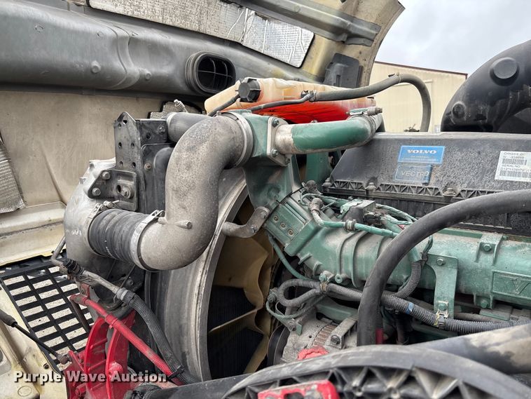 image for item FC1748 2016 Volvo VNL semi truck