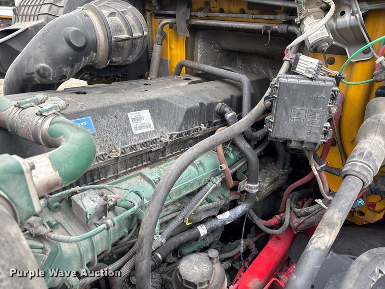 image for item FC1748 2016 Volvo VNL semi truck
