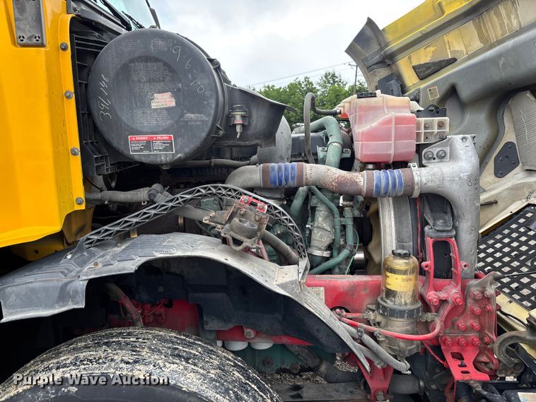 image for item FC1748 2016 Volvo VNL semi truck
