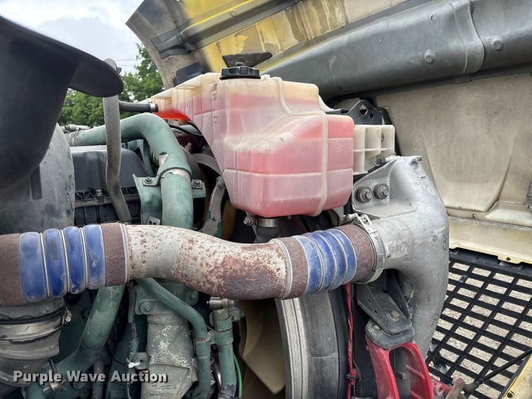 image for item FC1748 2016 Volvo VNL semi truck