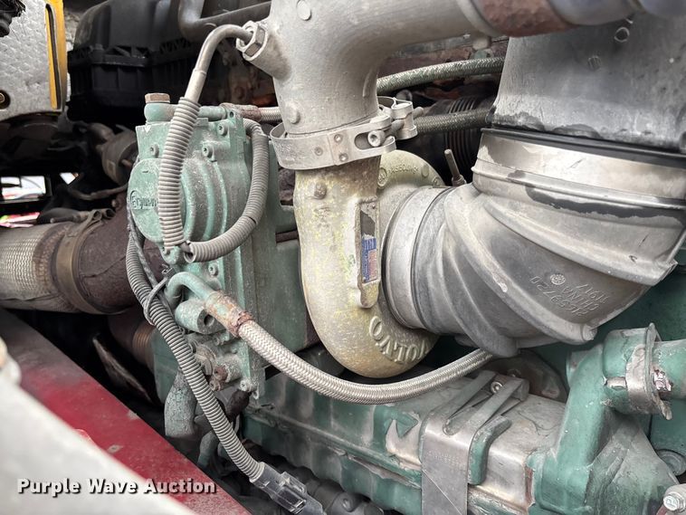 image for item FC1748 2016 Volvo VNL semi truck