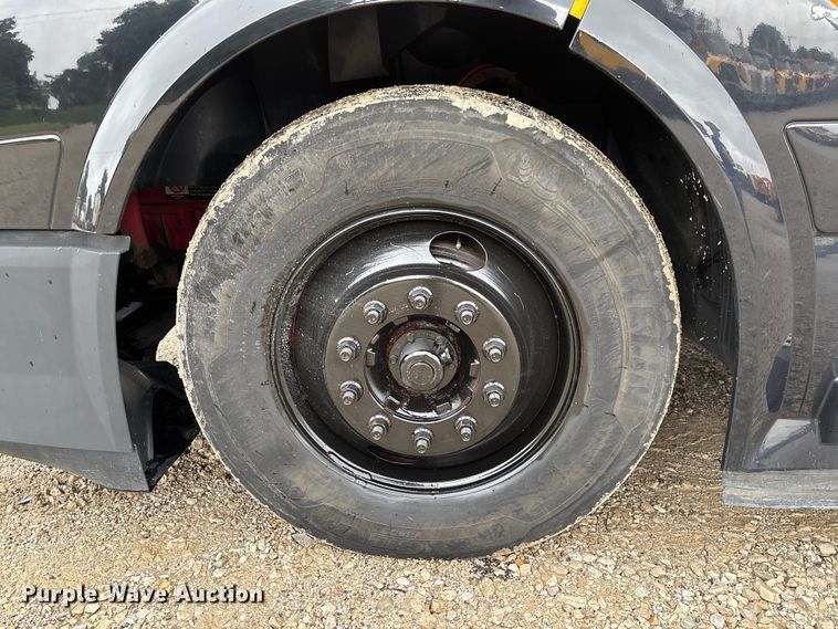 image for item FC1748 2016 Volvo VNL semi truck