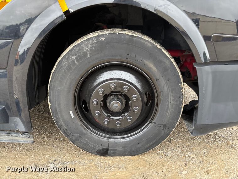 image for item FC1748 2016 Volvo VNL semi truck