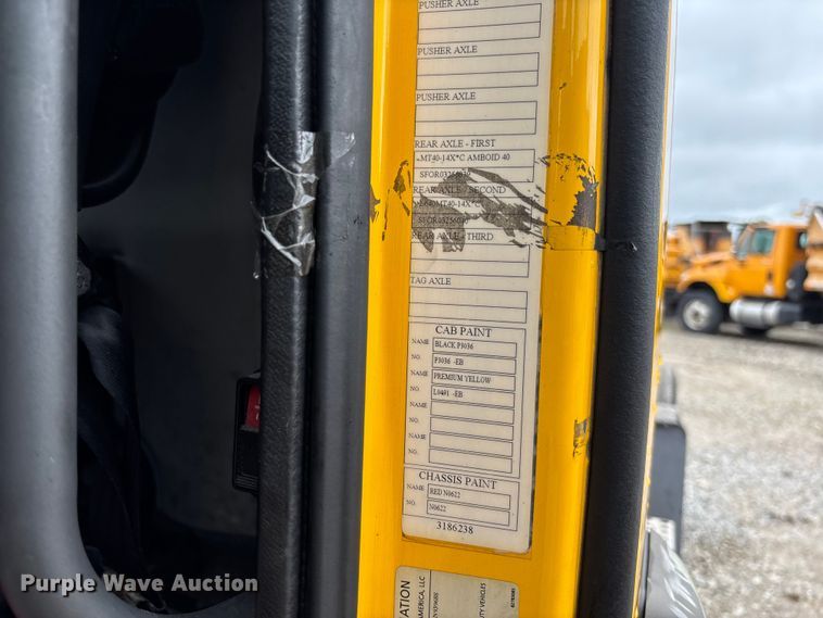 image for item FC1748 2016 Volvo VNL semi truck