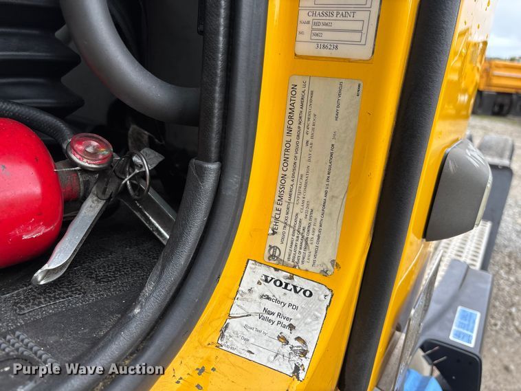 image for item FC1748 2016 Volvo VNL semi truck