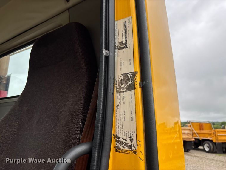 image for item FC1748 2016 Volvo VNL semi truck