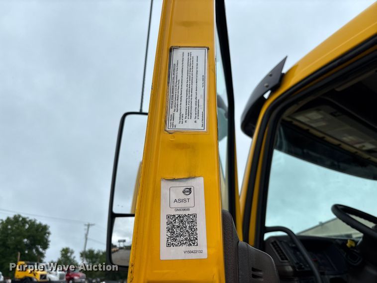 image for item FC1748 2016 Volvo VNL semi truck