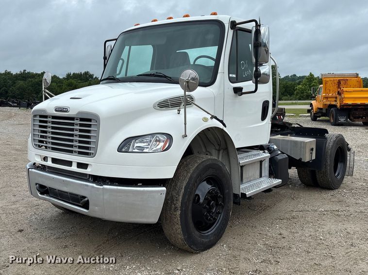 image for item FC1749 2015 Freightliner Business Class M2 106 semi truck
