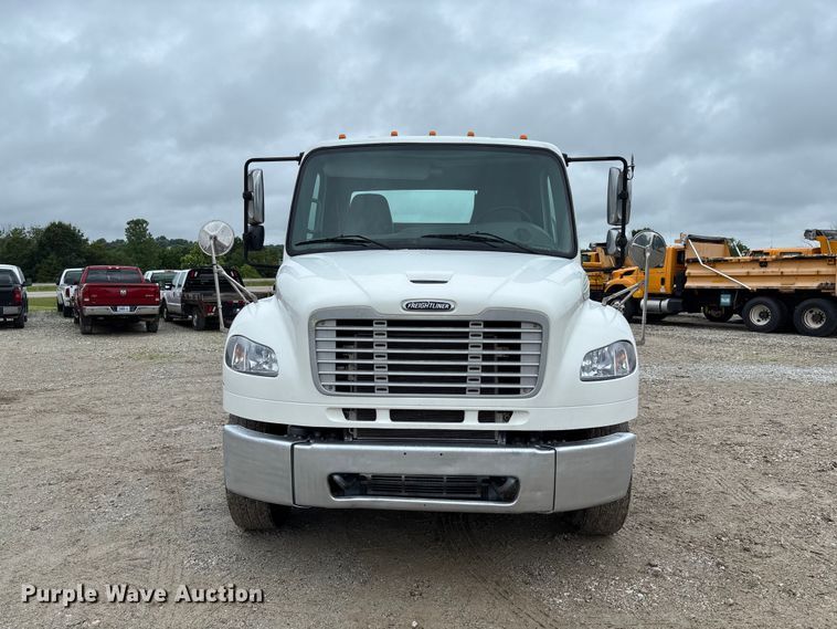 image for item FC1749 2015 Freightliner Business Class M2 106 semi truck
