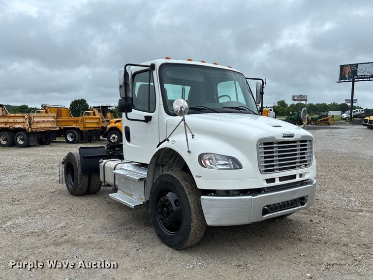 image for item FC1749 2015 Freightliner Business Class M2 106 semi truck