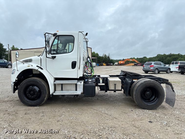 image for item FC1749 2015 Freightliner Business Class M2 106 semi truck