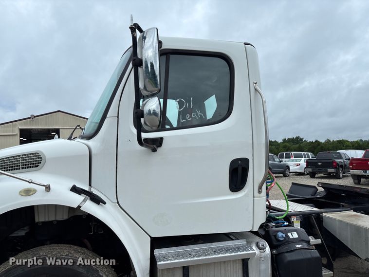 image for item FC1749 2015 Freightliner Business Class M2 106 semi truck