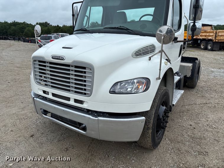 image for item FC1749 2015 Freightliner Business Class M2 106 semi truck