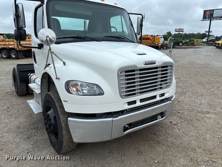 image for item FC1749 2015 Freightliner Business Class M2 106 semi truck