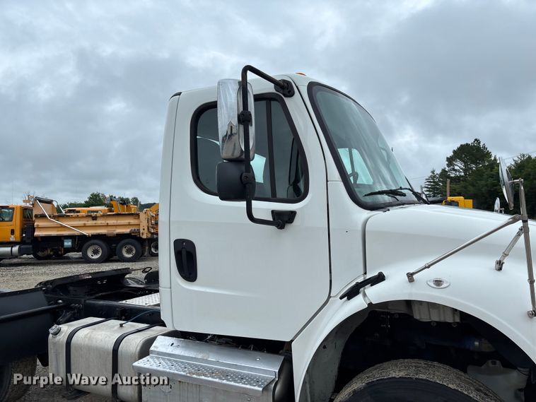 image for item FC1749 2015 Freightliner Business Class M2 106 semi truck