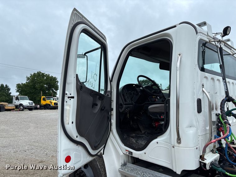 image for item FC1749 2015 Freightliner Business Class M2 106 semi truck