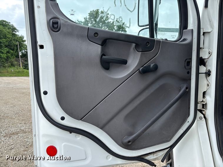 image for item FC1749 2015 Freightliner Business Class M2 106 semi truck