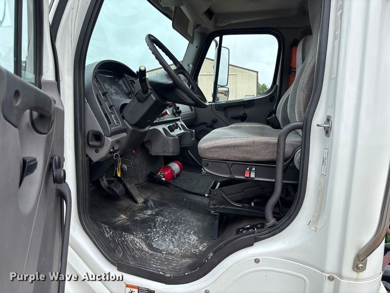 image for item FC1749 2015 Freightliner Business Class M2 106 semi truck