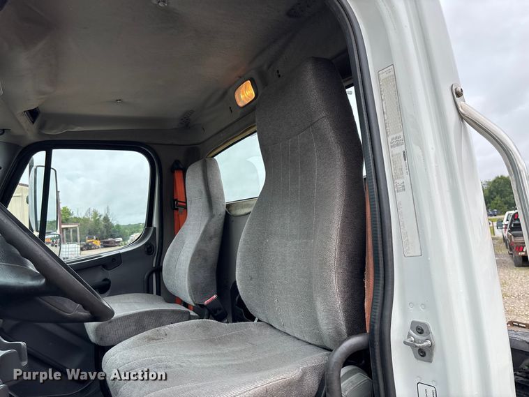image for item FC1749 2015 Freightliner Business Class M2 106 semi truck