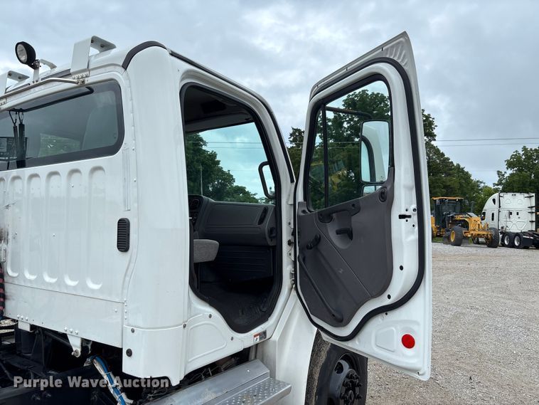 image for item FC1749 2015 Freightliner Business Class M2 106 semi truck