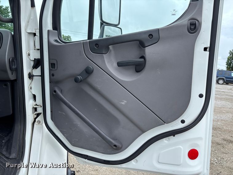 image for item FC1749 2015 Freightliner Business Class M2 106 semi truck