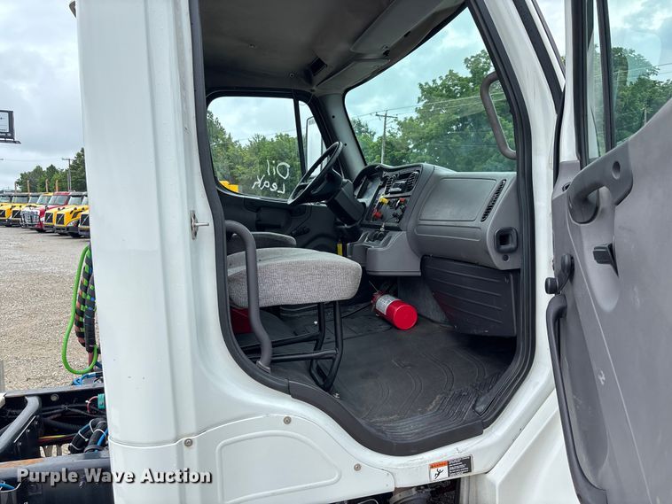 image for item FC1749 2015 Freightliner Business Class M2 106 semi truck