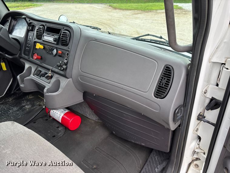 image for item FC1749 2015 Freightliner Business Class M2 106 semi truck