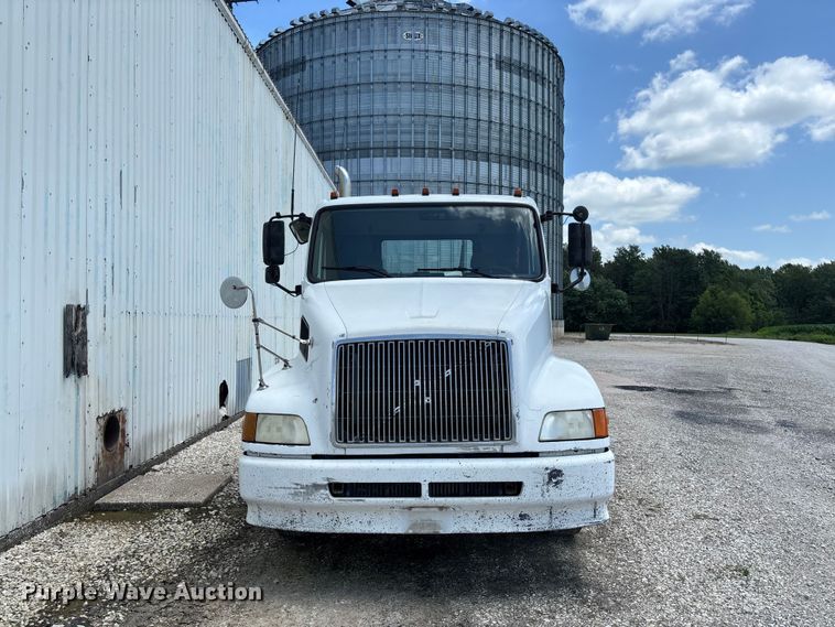 image for item FC1774 2002 Volvo VNL semi truck