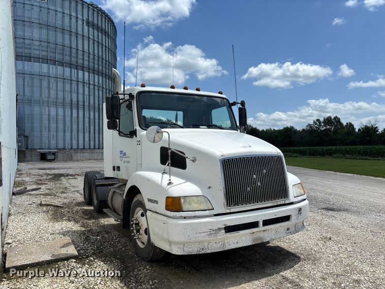 image for item FC1774 2002 Volvo VNL semi truck