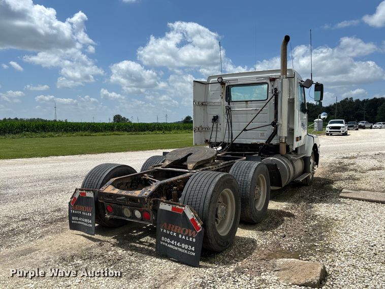 image for item FC1774 2002 Volvo VNL semi truck