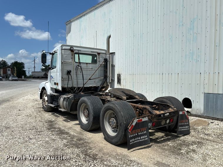 image for item FC1774 2002 Volvo VNL semi truck