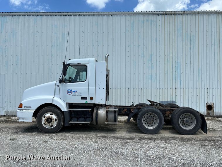 image for item FC1774 2002 Volvo VNL semi truck